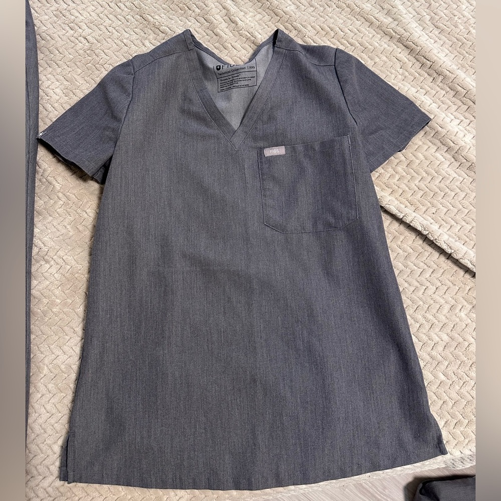 Women’s Figs scrub set